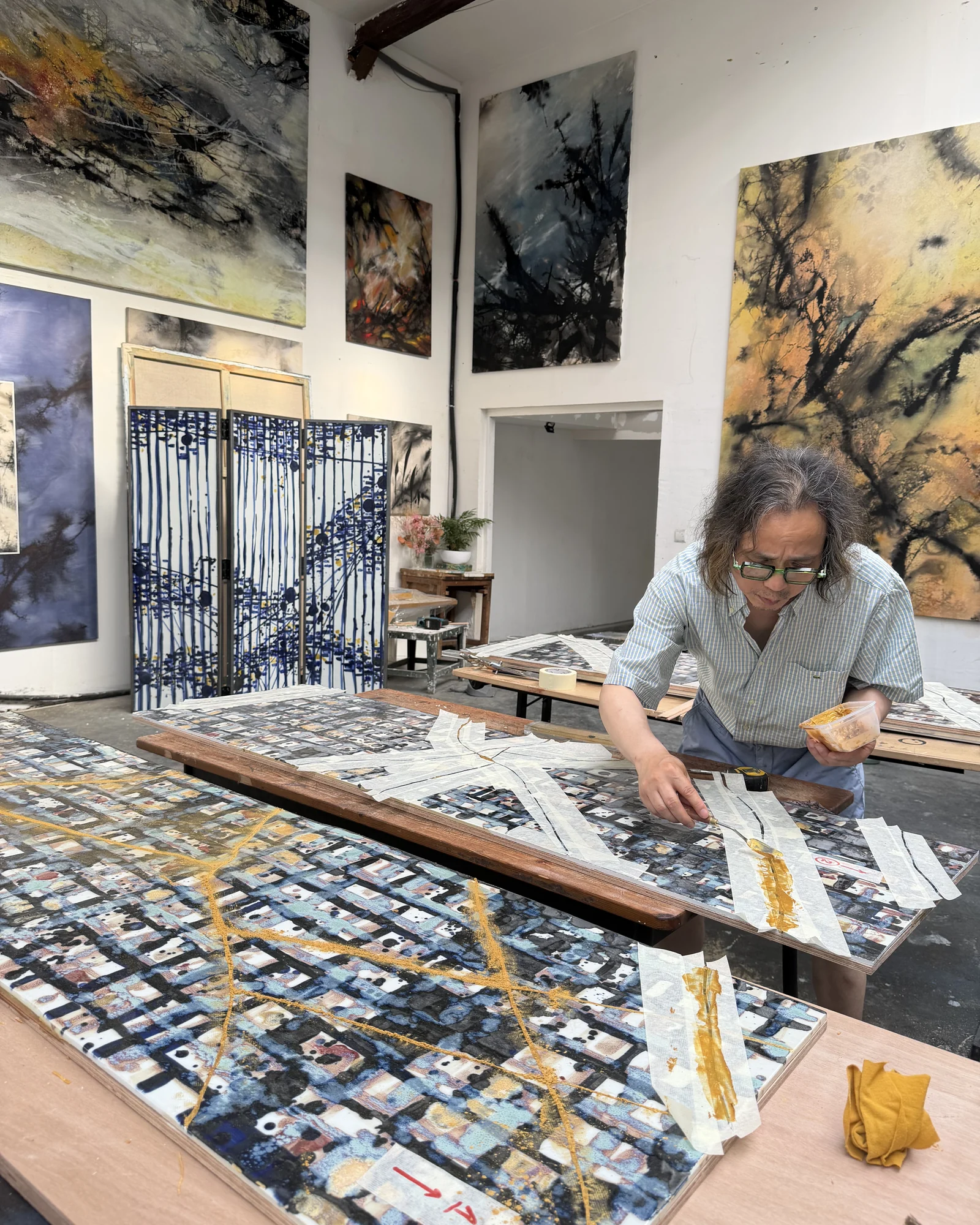 YE Xingqian works across multiple porcelain panels