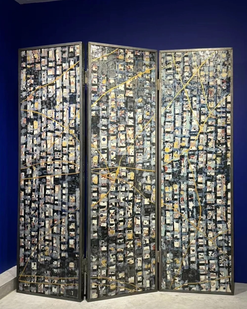 Porcelain screen opened against a blue wall