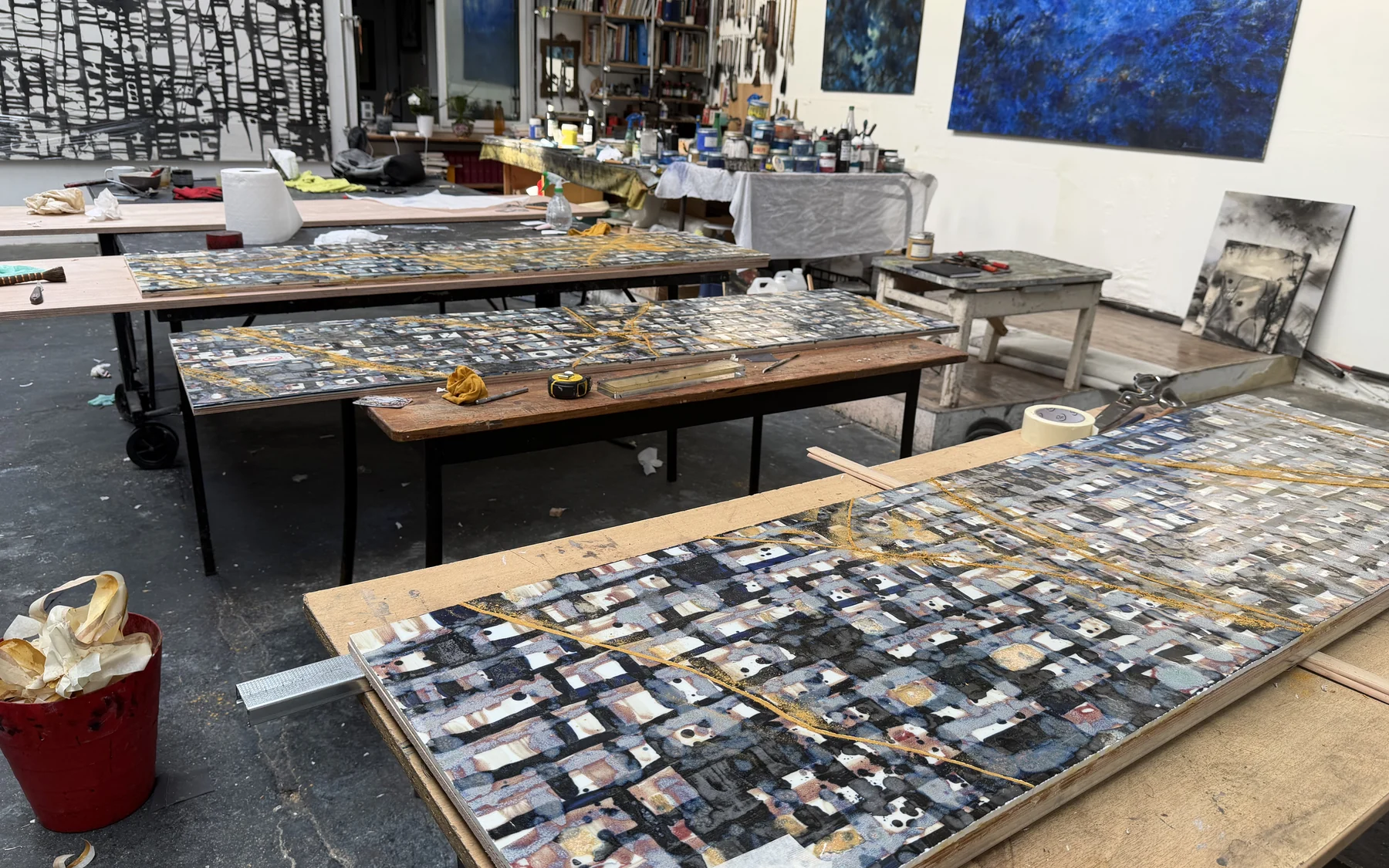Screen panels and paintings together in YE Xingqian’s studio