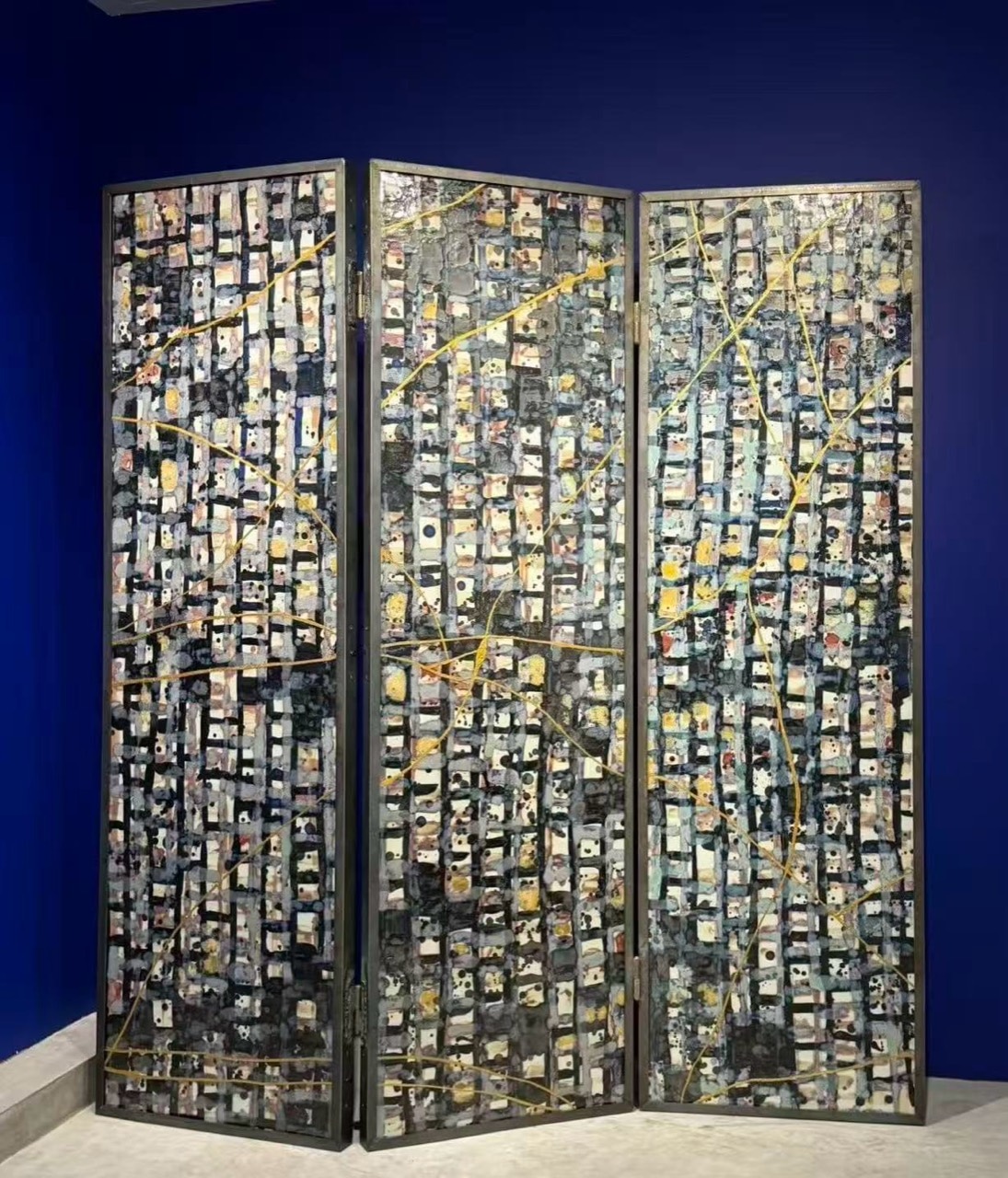 Paravent en porcelaine gris et noir avec lignes dorees dans l'espace